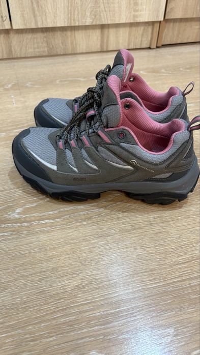 Продам женские кроссовки Outventure.