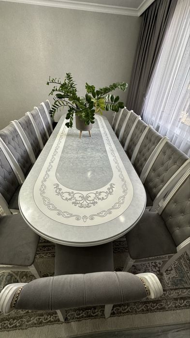 Стол с 16 стульями