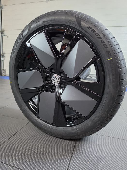 Оригинални VW TOUAREG R-LINE 21” LEEDS + PIRELLI P ZERO