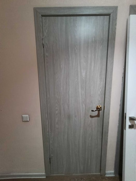 Б/у двери в бежевом цвете