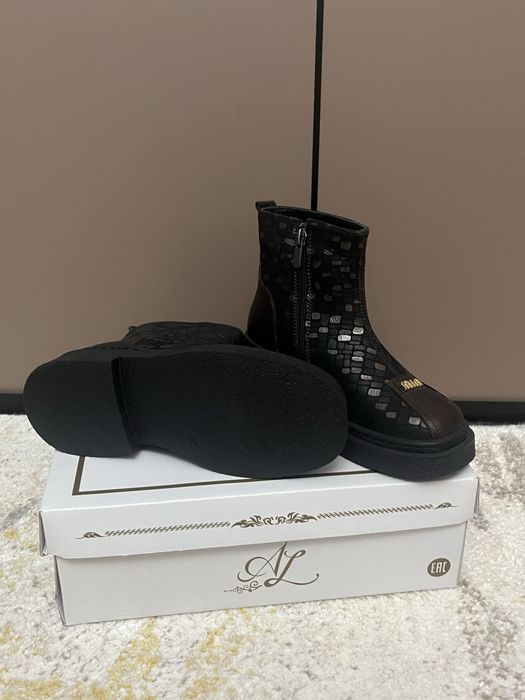 Кожаный детский ботинок