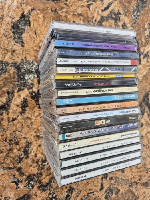 Vând 20 CD muzica ușoară mixtă straina artisti  internationali

- Tot