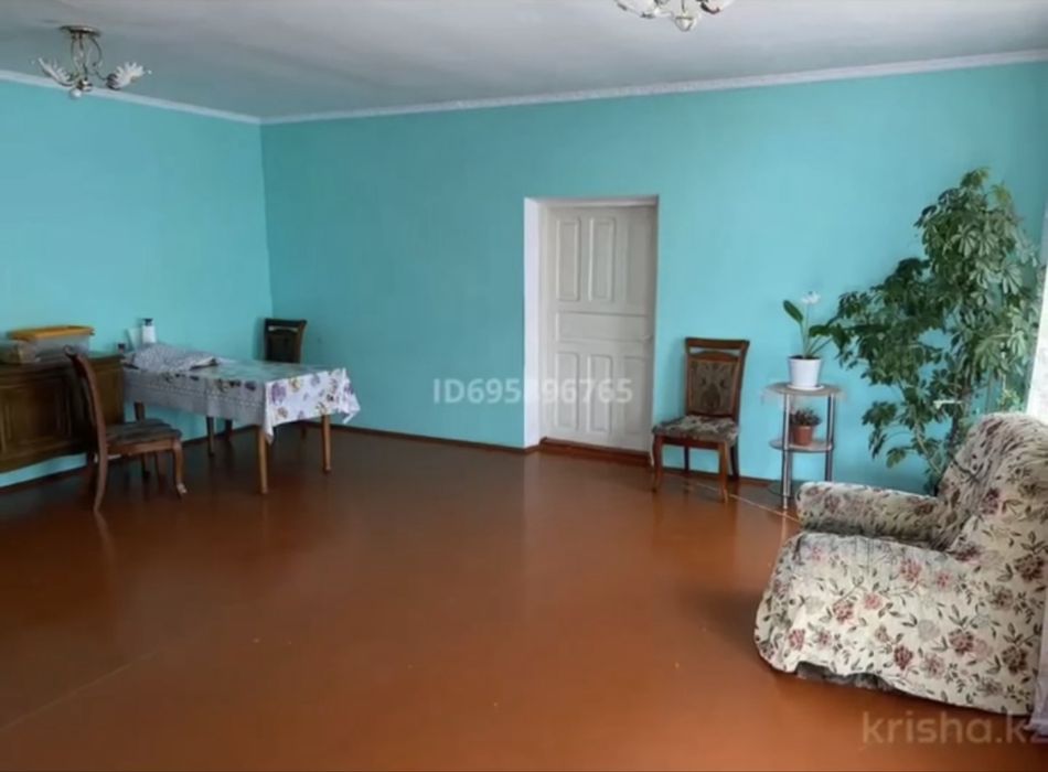 Продам дом восемь комнат, дачный район.