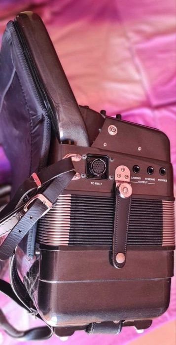 Електрически акордеон Роланд 120 баса