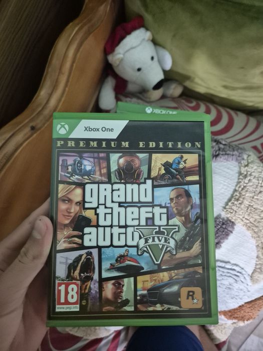 Vând XBOX ONE cu două controller și trei jocuri.