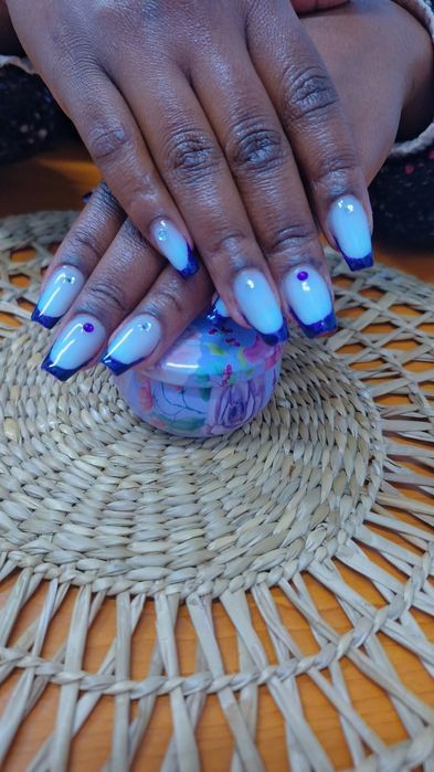 unghii albe cu french violet intens și strălucitor