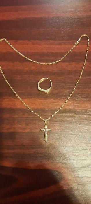 Se vinde lanț și inel de aur 14k are inelul cam 9 gr..si lănțișorul 8