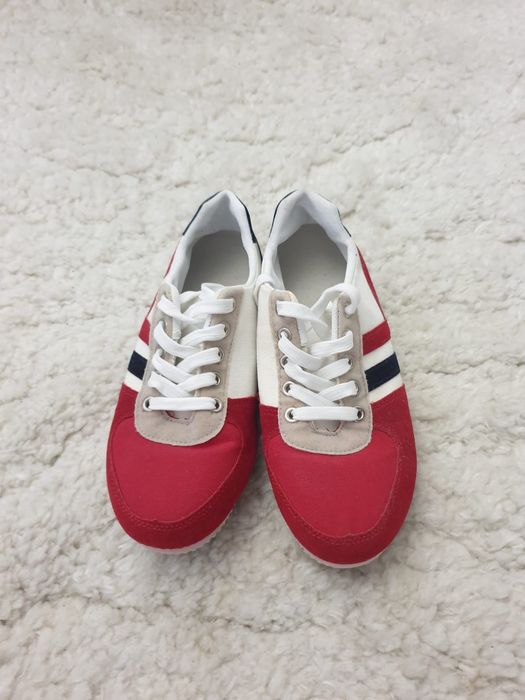 Sacou, pantofi, adidasi, camasi.