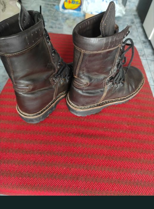 Bocanci din piele naturală 100% cu talpa cusută.
Foarte rezistenti si trainici.
Nr.41