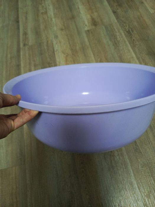 Продам пластиковый таз с крышкой