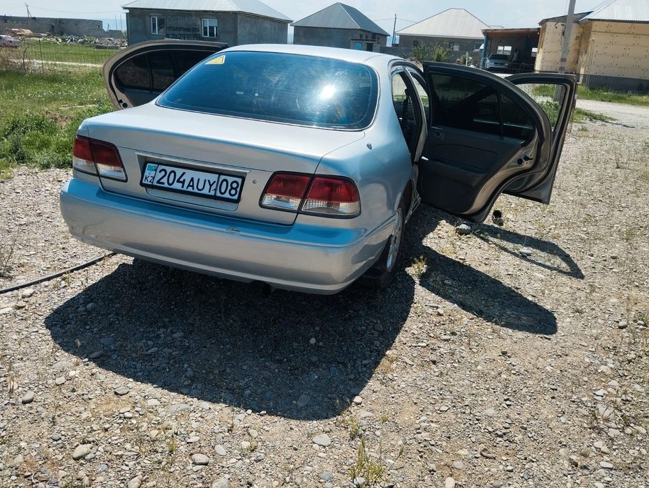 Авто машина Ниссан максима