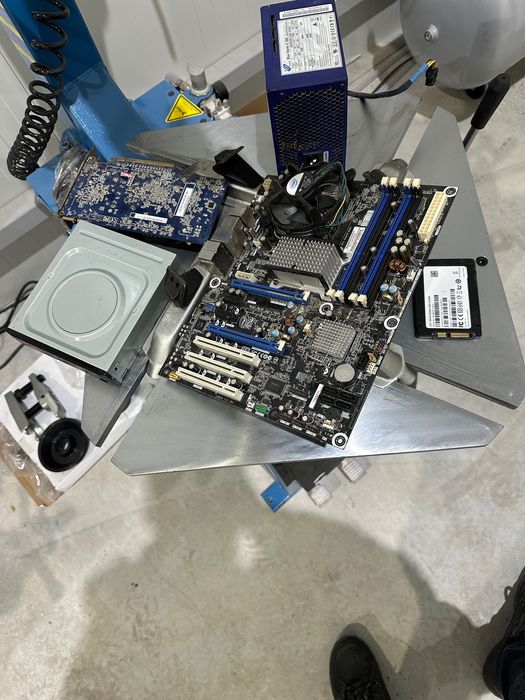 Дъно,захранване и така нататък за компютър.