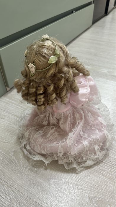 Фарфоровая кукла