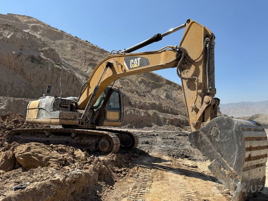 Caterpillar 329D 1.8 куб эксковатори сотилади