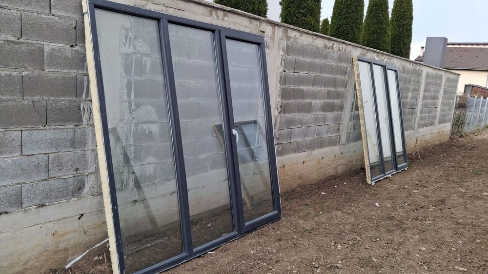 Vând geamuri și ușă termopane , gri antracit .NOI au fost montate și demontate fără a fii locuită casa