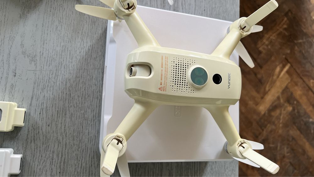 Дрон Yuneec Breeze 4K с контролер и две батерии