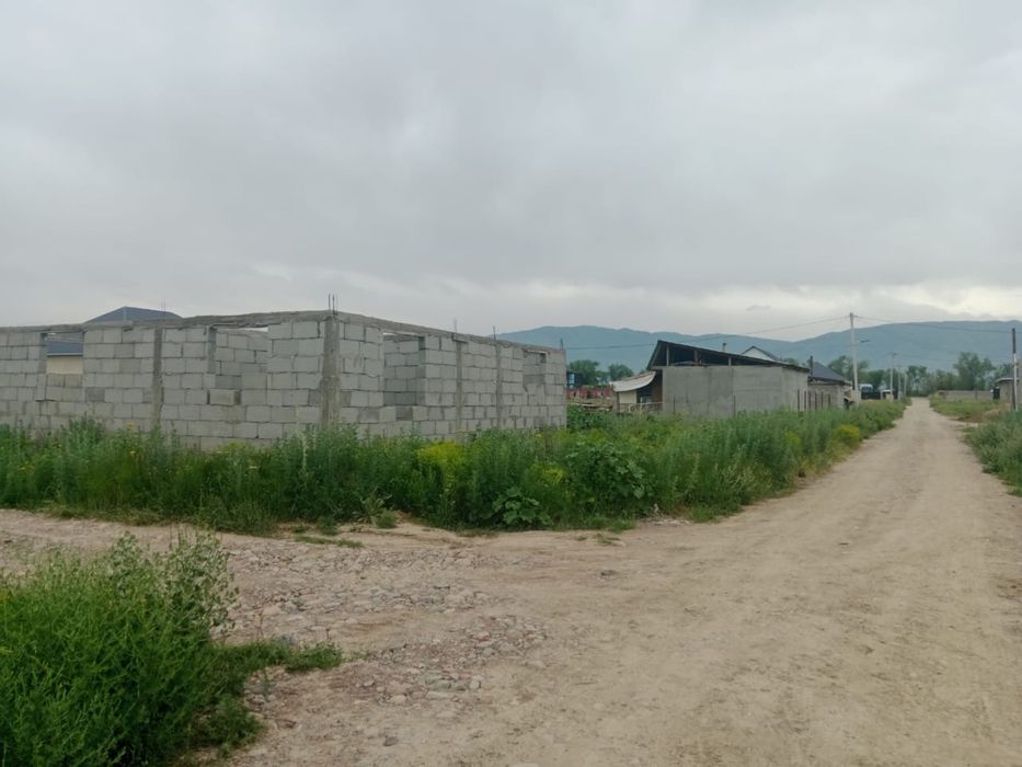 Продам участок с недостроеным домом