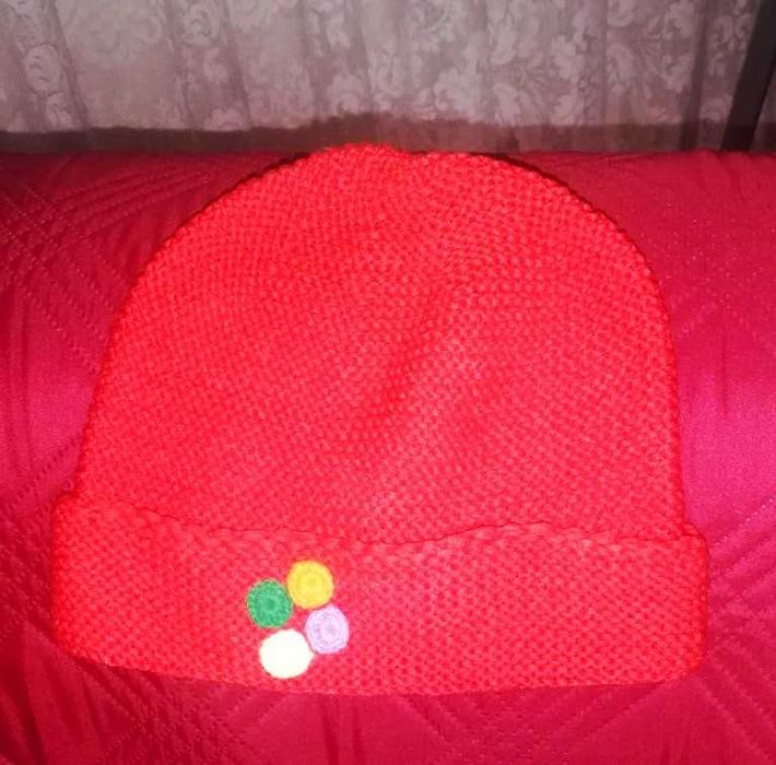 Ръчно плетена червена шапка.