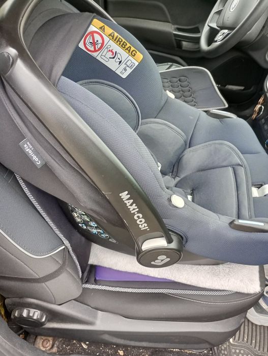 Vând scoica auto Maxi Cosi in stare perfectă