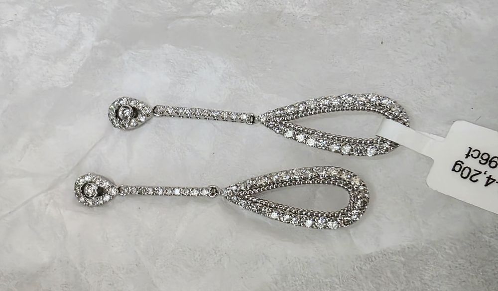 Продам золотые серьги с бриллиантами