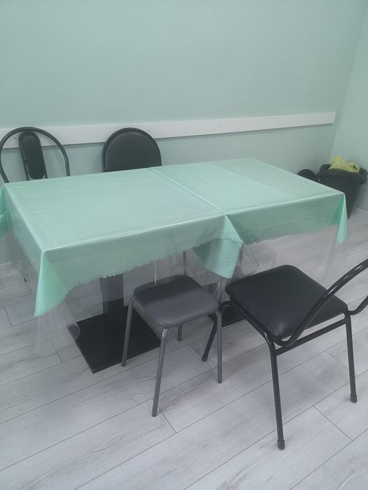 Столы, стулья разные, удобны для дома и буфета