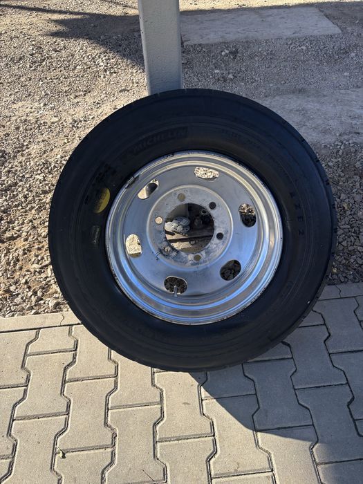Anvelope Michelin 215/75 R17.5 cu jantă