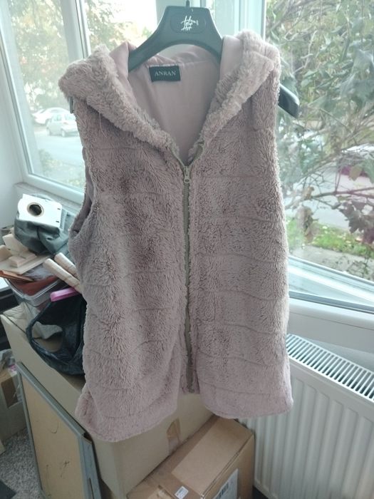 Vesta îmblănită roz