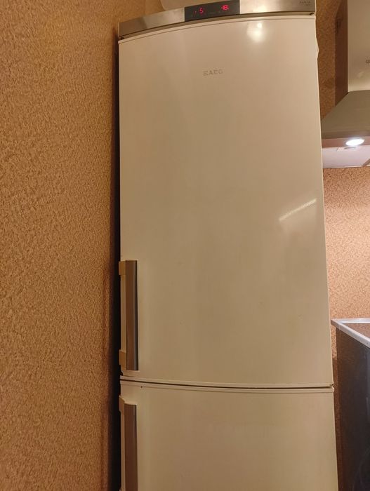 Хладилник AEG с долна камера
