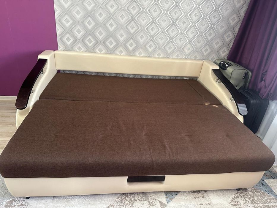 Продам диван в отличном состояний, ………………………………………………………………………………………..