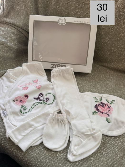 Costum alb cu imprimeu roz