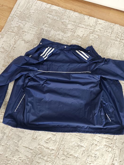 Vând geaca de primăvara Adidas