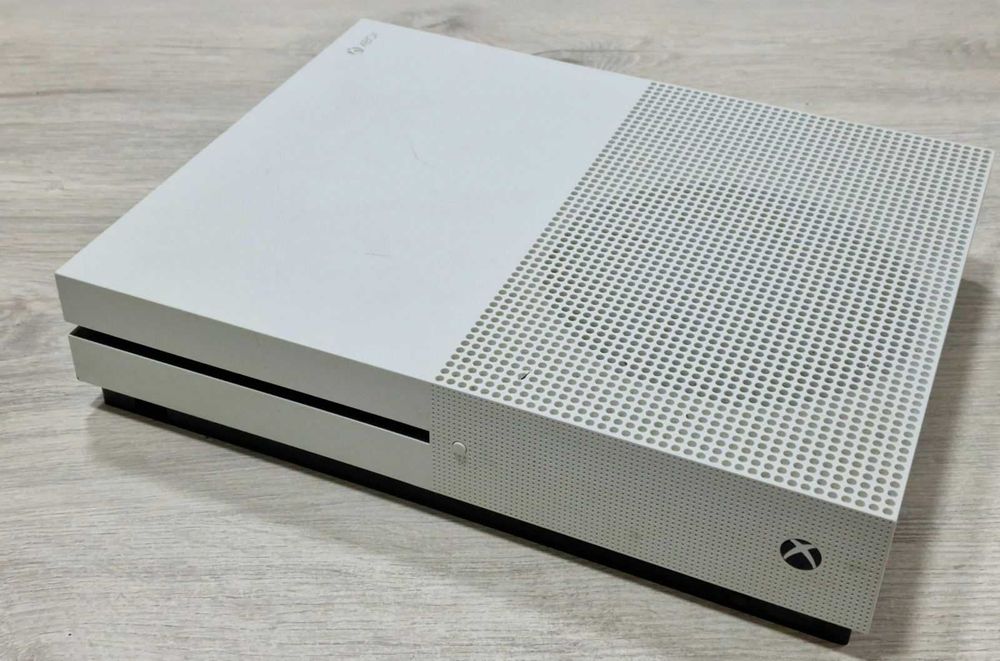 Конзола Microsoft Xbox One S 1TB