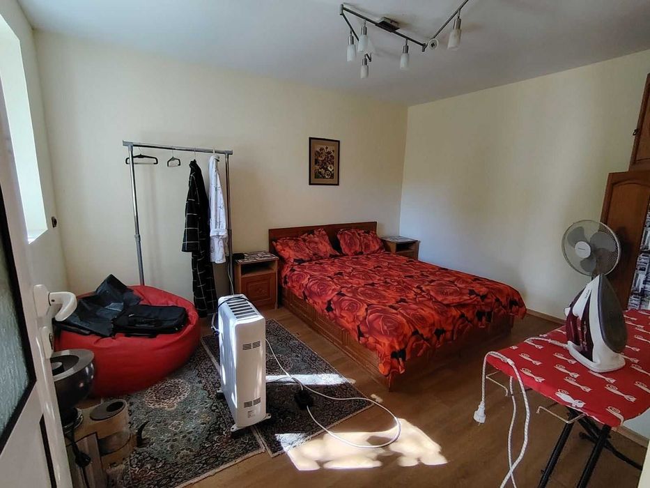 Къща с нов лозов масив в близост до р. Искър .