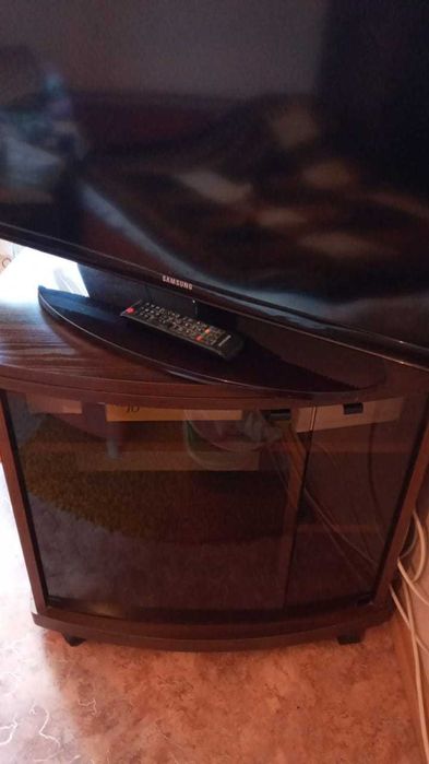 Тумба под телевизор на роликах