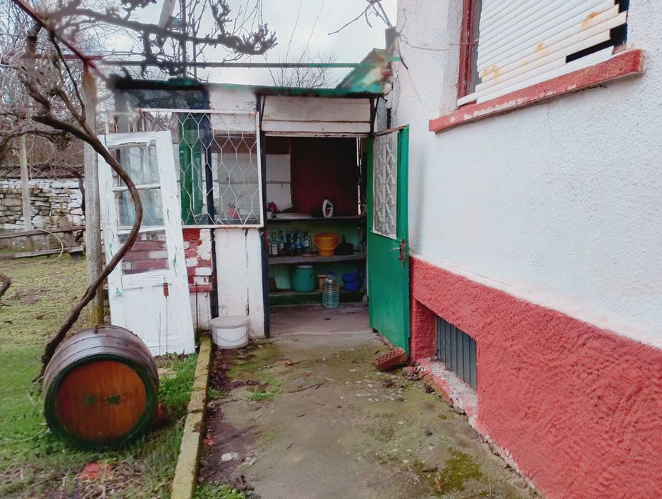продавам къща в село Изворово общ. Чирпан