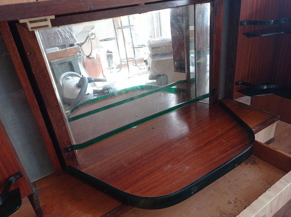 Шкаф ретро с въртяща вътрешна част с огледало