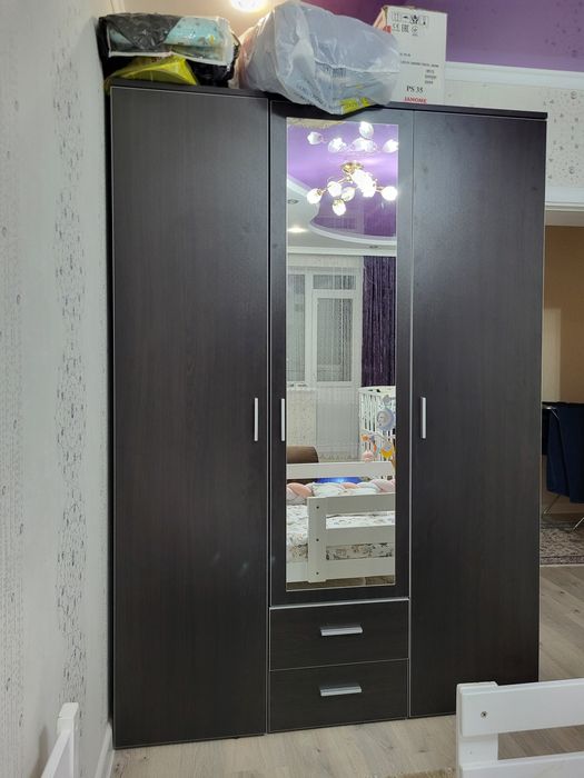 Шкаф и туалетный столик