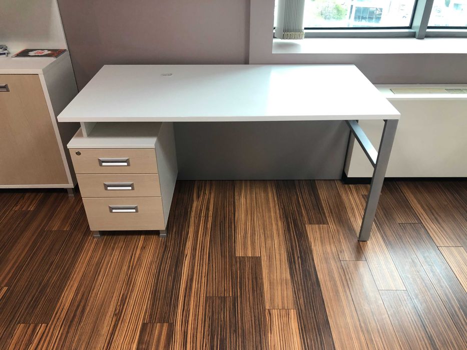 Офис мебели - конферентна маса, бюра с контейнери, бенч, столове и др.