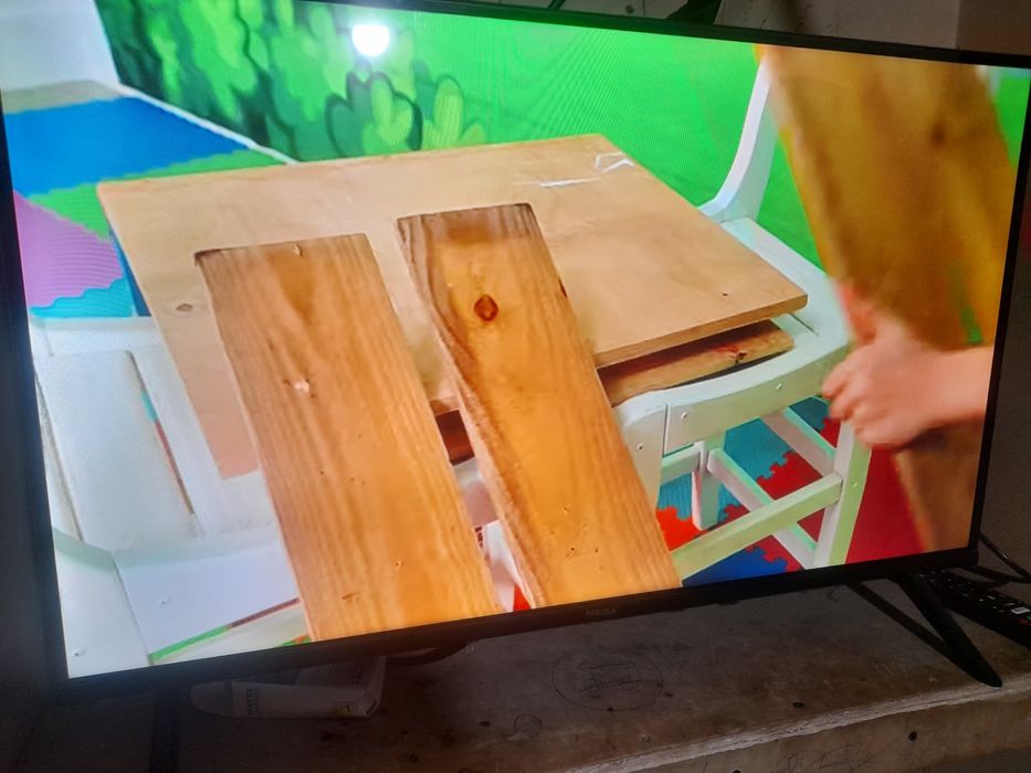 32 li smart tv sotiladi yangi 3 oy boldi olinganiga 2 ta pultli