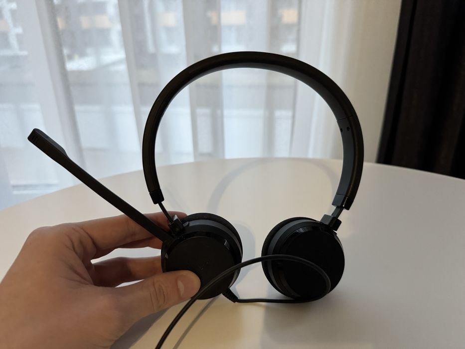 Jabra слушалки.