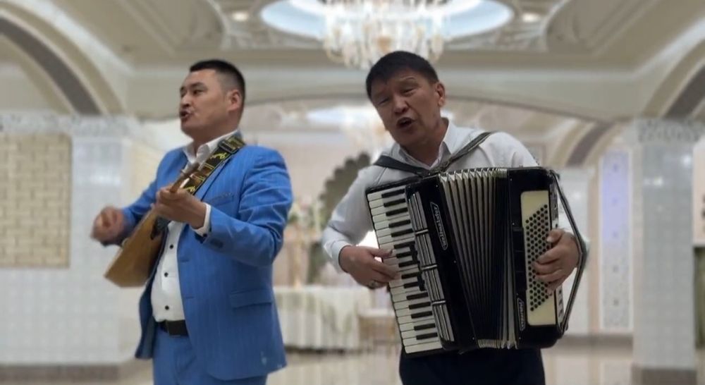 Тамада домбыра баян әнші бишілер триосымен