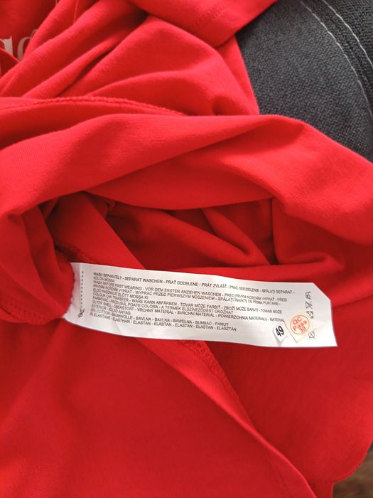 Tricou mărimea 42.