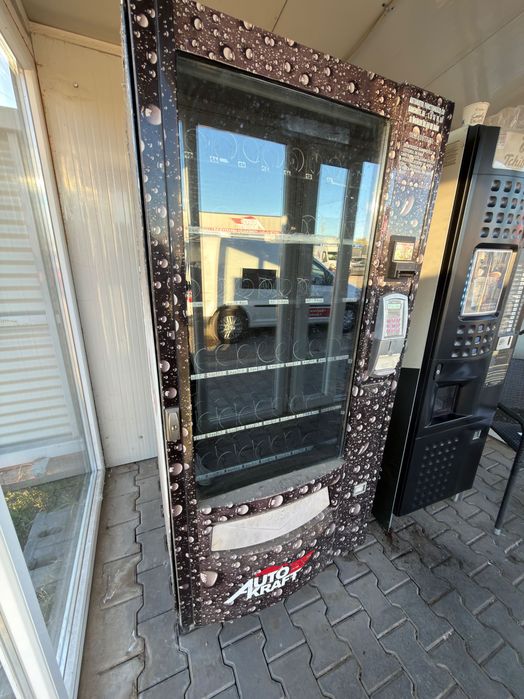 Vând Automat de Snacks-uri și Băuturi Reci
