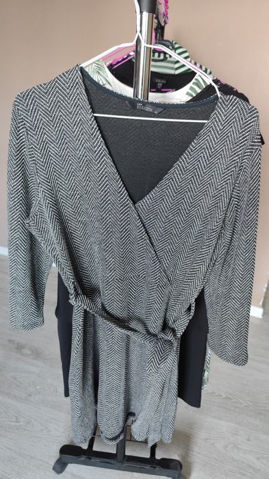 Продавам рокли и бодита