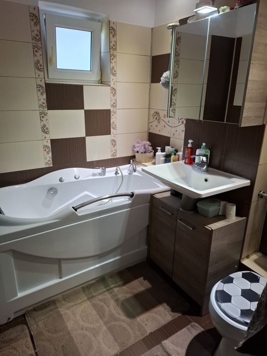 Proprietar ofer spre  vânzare apartament cu 3 camere decomandate,zona Lipovei