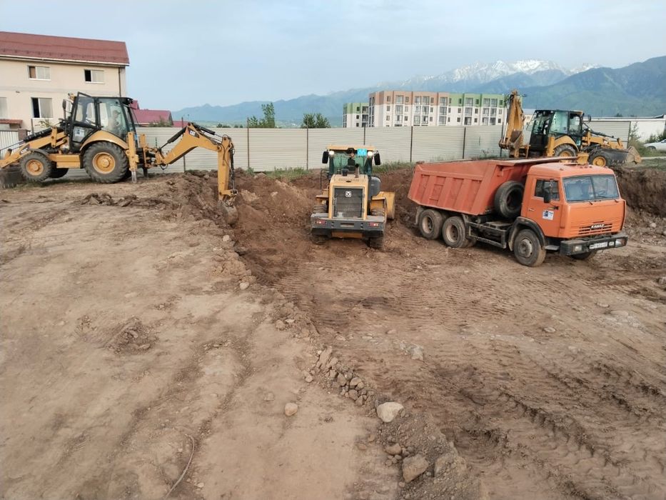 Экскаватор-погрузчик копаем котлован