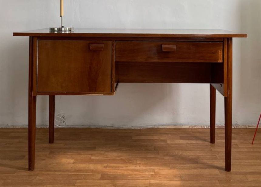 Винтажный письменный стол.