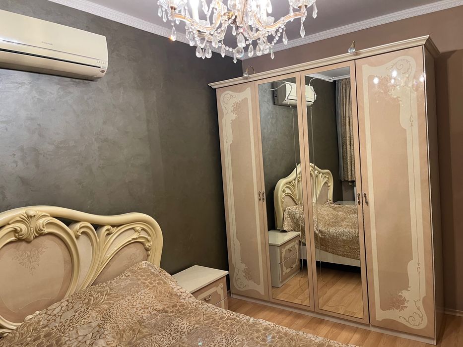 Килим - зелен цвят , 1.70 на 1.20 - 90  лв..Спален комплект - 300 евро