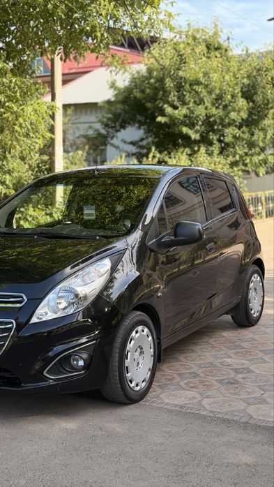 Spark sotiladi qora rang 191000 km