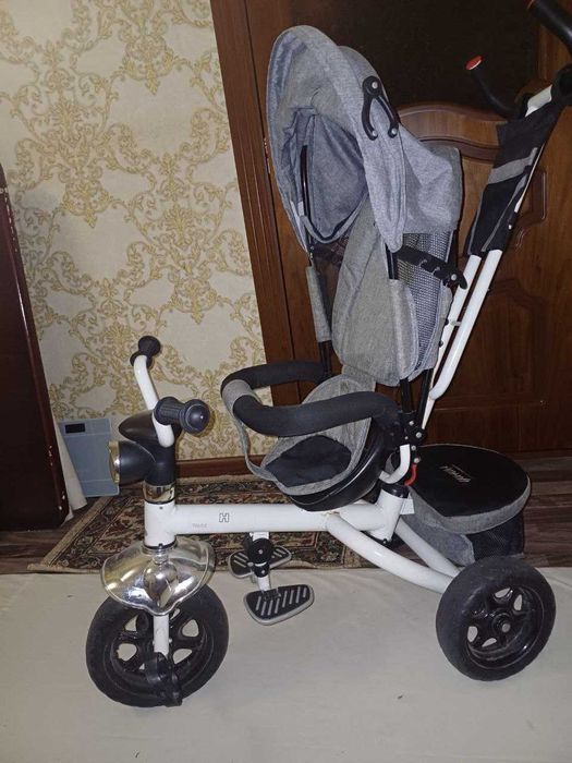 Трёхколёсный детский велосипед и машинка